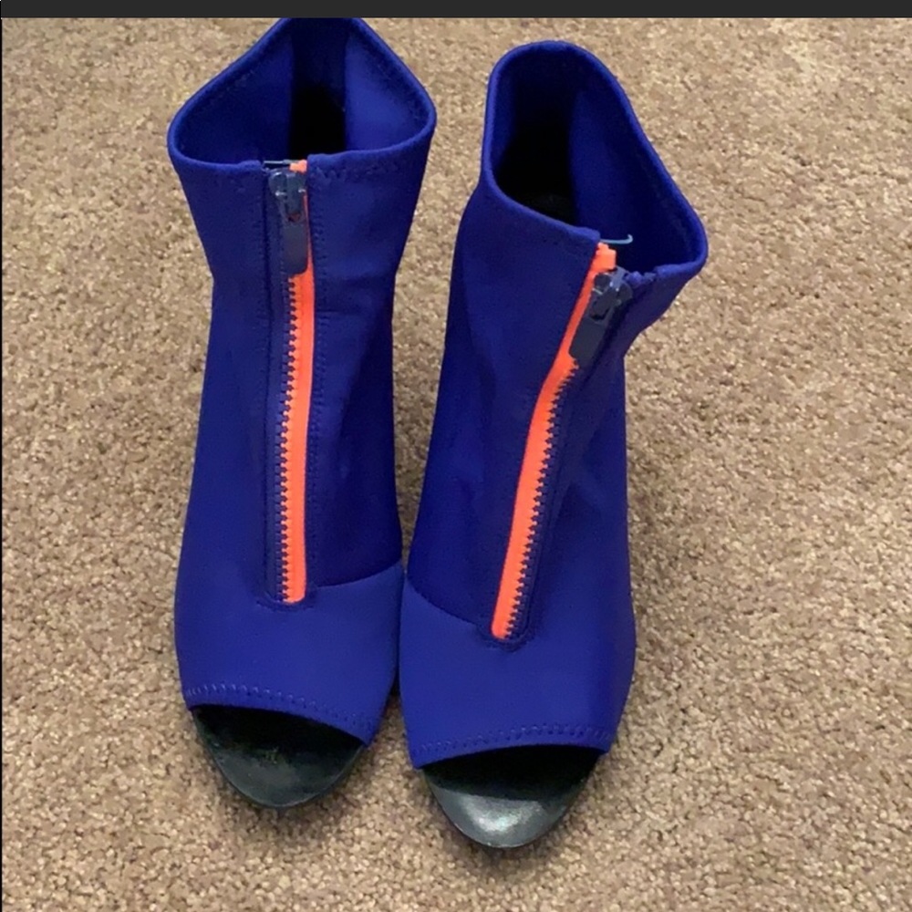 Size 8 Blue heel